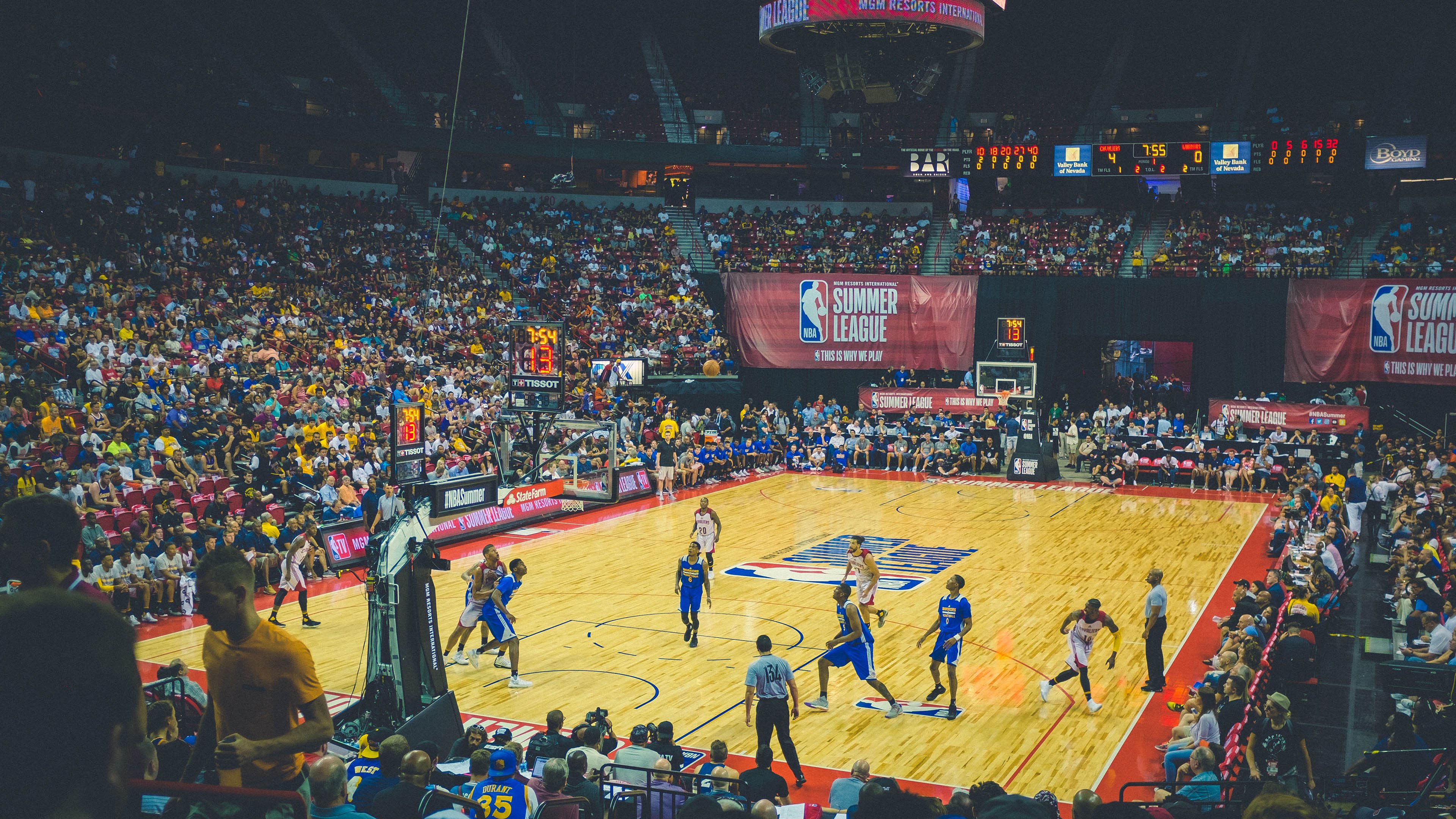 爵士主打双塔阵容构建内线优势，爵士最强阵容